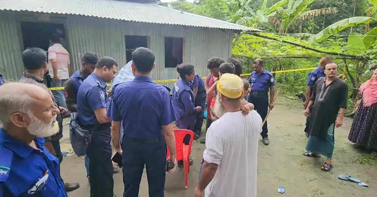 নিহতদের বাসায় পুলিশ ও স্থানীয়দের ভিড়